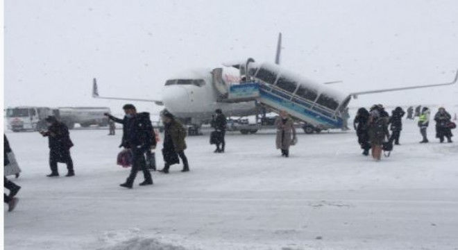  Erzurum Havalimanı kar timi görev başında